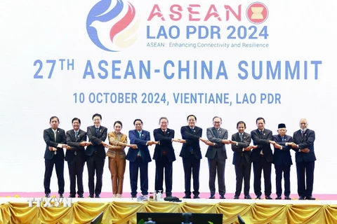 Thủ tướng Phạm Minh Chính cùng Trưởng đoàn các nước ASEAN và Thủ tướng Trung Quốc Lý Cường chụp ảnh chung. (Ảnh: Dương Giang/TTXVN)