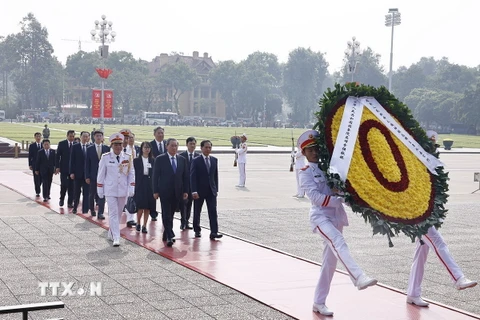 Thủ tướng Trung Quốc Lý Cường đến đặt vòng hoa và vào Lăng viếng Chủ tịch Hồ Chí Minh. (Ảnh: Doãn Tấn/TTXVN)