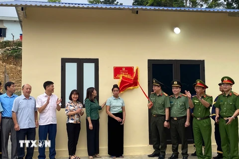 Lãnh đạo Công an tỉnh Điện Biên và huyện Điện Biên bàn giao nhà cho các hộ dân. (Ảnh: TTXVN phát)