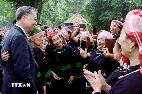 Chủ tịch nước Tô Lâm gặp gỡ nhân dân tại Khu di tích Chủ tịch Hồ Chí Minh trong Phủ Chủ tịch. (Ảnh: Thống Nhất/TTXVN)