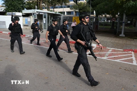 Lực lượng an ninh Israel tại thành phố Raanana, miền Trung Israel. (Ảnh: AFP/TTXVN)