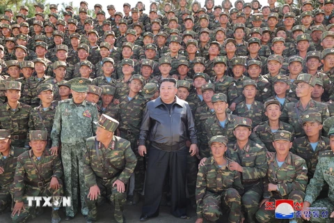 Nhà lãnh đạo Triều Tiên Kim Jong Un thăm đơn vị tác chiến đặc biệt tại căn cứ huấn luyện ở Bình Nhưỡng. (Ảnh: YONHAP/TTXVN)