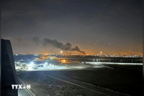 Khói lửa bốc lên sau loạt tiếng nổ ở phía Tây thủ đô Tehran, Iran rạng sáng 26/10. (Ảnh: Jerusalem Post/TTXVN)