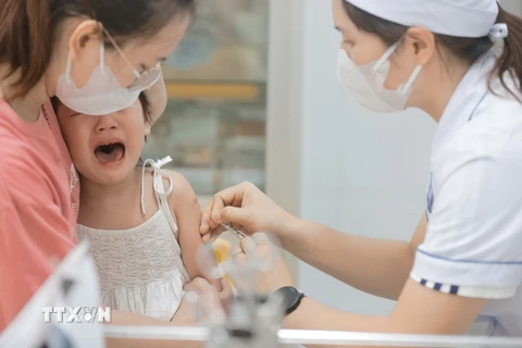 Nhân viên y tế tiêm vaccine phòng sởi-rubella cho trẻ. (Ảnh: Minh Quyết/TTXVN)