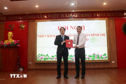 Ông Lê Minh Hưng - Ủy viên Bộ Chính trị, Trưởng Ban Tổ chức Trung ương - trao quyết định của Bộ Chính trị về điều động, chỉ định làm bí thư Tỉnh ủy Khánh Hòa cho ông Nghiêm Xuân Thành. (Ảnh Đặng Tuấn/TTXVN)