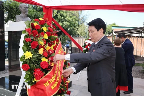 Chủ tịch nước Lương Cường dâng hoa tại Tượng đài Chủ tịch Hồ Chí Minh ở Santiago de Chile. (Ảnh: Lâm Khánh/TTXVN)