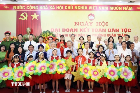 Tổng Bí thư Tô Lâm, Chủ tịch Quốc hội Trần Thanh Mẫn với cán bộ, nhân dân Phường Quán Thánh, Quận Ba Đình, Hà Nội. (Ảnh: Thống Nhất/TTXVN)