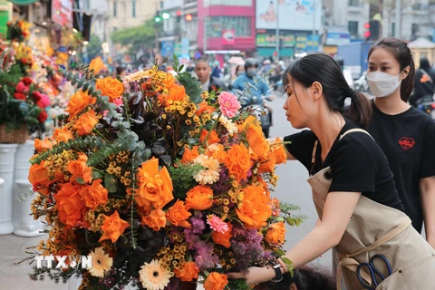 Các chủ cửa hàng trên phố Hai Bà Trưng (Hà Nội) đã chuẩn bị sẵn nhiều bó hoa đẹp, cầu kỳ. (Ảnh: Hoàng Hiếu/TTXVN)