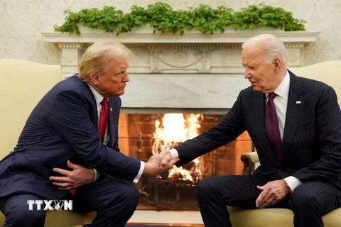 Tổng thống Mỹ Joe Biden (phải) trong cuộc gặp Tổng thống đắc cử Donald Trump tại Nhà Trắng ở Washington DC., ngày 13/11. (Ảnh: REUTERS/TTXVN)