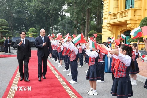 Thiếu nhi Hà Nội chào mừng Tổng thống Bulgaria Rumen Radev và Phu nhân thăm chính thức Việt Nam. (Ảnh: Lâm Khánh/TTXVN)