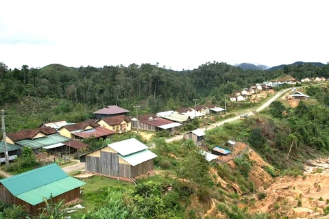 Những ngôi nhà luôn bất ổn trong vùng tâm chấn động đất ở huyện Kon Plông. (Nguồn: Báo Nông nghiệp)