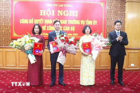 Phó Bí thư Thường trực Tỉnh ủy Lai Châu Vũ Mạnh Hà trao quyết định, tặng hoa chúc mừng các cán bộ được điều động, bổ nhiệm. (Ảnh: TTXVN phát)