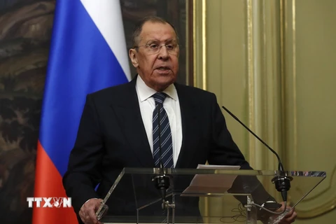 Ngoại trưởng Nga Sergei Lavrov phát biểu trong một cuộc họp báo ở Moskva. (Ảnh: AFP/TTXVN)