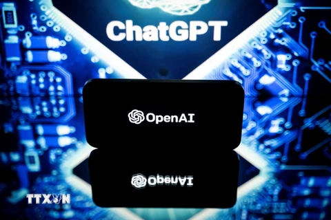 Biểu tượng của Công ty OpenAI và ChatGPT trên màn hình. (Ảnh: AFP/TTXVN)