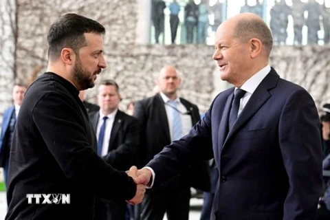 Tổng thống Ukraine Volodymyr Zelensky (trái) đón Thủ tướng Đức Olaf Scholz tại Kiev. (Ảnh: Getty Images/TTXVN)