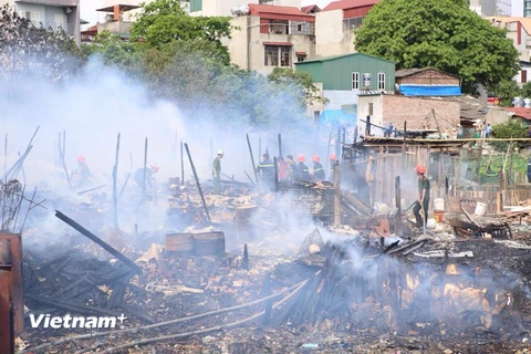 [Photo] Cận cảnh vụ cháy ở khu vực nhà tạm ven hồ Linh Quang 