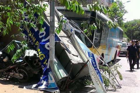 Xe buýt gây tai nạn trên phố Kim Mã. (Ảnh: CTV/Vietnam+)