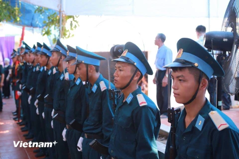 Rất đông người thân, cán bộ chiến sĩ ở quê nhà ngóng chờ linh cữu của Đại tá Trần Quang Khải. (Ảnh: Minh Sơn/Vietnam+)