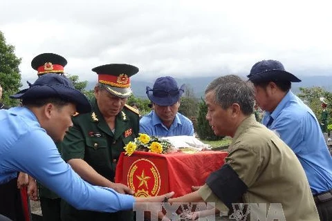 Lễ truy điệu và an táng 23 bộ hài cốt liệt sĩ Quân tình nguyện và chuyên gia Việt Nam đã hy sinh tại Campuchia trong chiến tranh. Ảnh: Sỹ Thắng - TTXVN