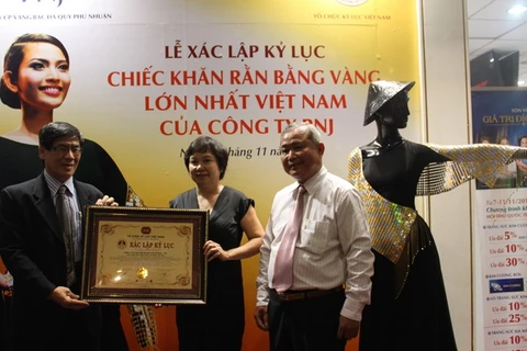 Kỷ lục về chiếc khăn rằn bằng vàng lớn nhất Việt Nam