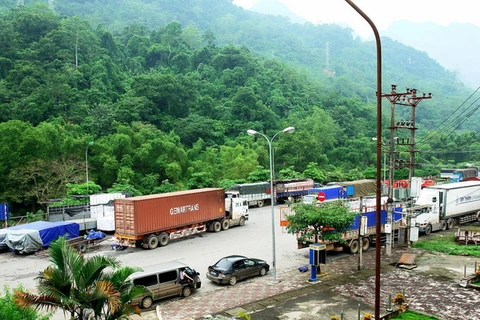 Hoạt động xuất nhập khẩu, xuất nhập cảnh qua Cửa khẩu Thanh Thủy, tỉnh Hà Giang. (Ảnh: Minh Tâm/TTXVN)