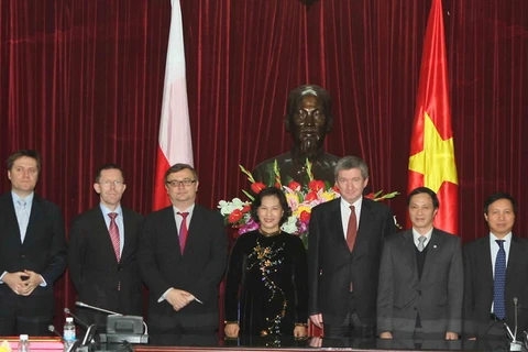 Phó Chủ tịch Quốc hội Nguyễn Thị Kim Ngân và Phó Chủ tịch Hạ viện Ba Lan Jerzy Wenderlich chụp ảnh chung với các đại biểu. (Ảnh: Phương Hoa/TTXVN)