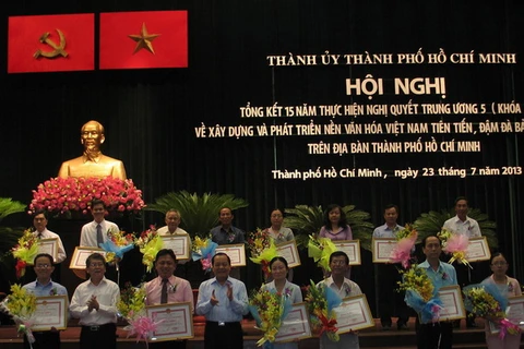 Thành phố Hồ Chí Minh trao tặng bằng khen cho các tập thể và cá nhân có thành tích xuất sắc trong việc thực hiện Nghị quyết. (Ảnh: Hà Huy Hiệp/TTXVN