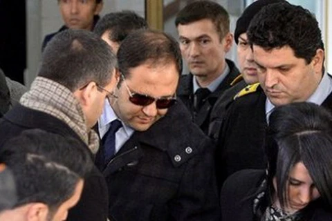 Con trai của Bộ trưởng Nội vụ Thổ Nhĩ Kỳ (người đeo kính râm, đứng giữa) bị cảnh sát bắt giữ. (Nguồn: EPA)