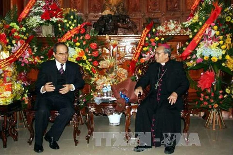 Ông Nguyễn Thiện Nhân thăm và chúc mừng Giáng sinh tại Tòa Tổng Giám mục Huế. Ảnh: Quốc Việt - TTXVN