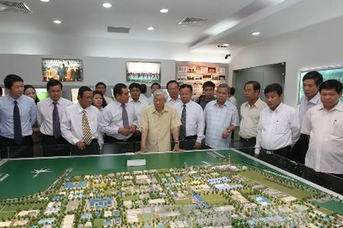 Tổng Bí thư Nguyễn Phú Trọng xem sa bàn Khu công nghiệp Việt Nam-Singapore (VSIP II Bình Dương). (Ảnh: Trí Dũng/TTXVN)