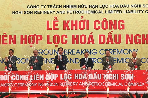 Thủ tướng Nguyễn Tấn Dũng và các đại biểu phát lệnh khởi công Khu Liên hợp lọc hóa dầu Nghi Sơn. (Ảnh: Huy Hùng/TTXVN)
