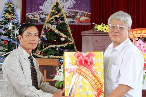 Ông Đồng Văn Lâm tặng quà chi hội Tin lành thị trấn Trà Cú nhân dịp Giáng sinh 2013. (Nguồn: travinh.gov.vn)