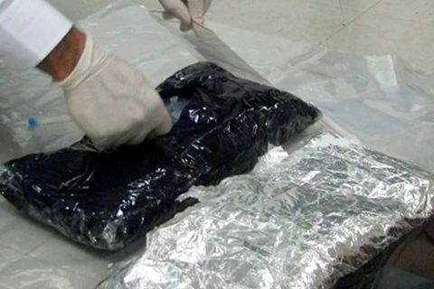 Tang vật bị bắt giữ của một hành khách nữ mang theo 2kg ma túy đá khi nhập cảnh vào Việt Nam, sáng 26/11/2013, tại Chi cục Hải quan cửa khẩu sân bay quốc tế Tân Sơn Nhất. (Ảnh TTXVN phát)