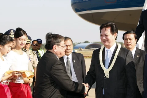 Quang cảnh lễ đón Thủ tướng Nguyễn Tấn Dũng đến Sân bay Quốc tế Pochentong, ở Thủ đô Phnom Penh chiều 12/1. (Ảnh: Đức Tám/TTXVN)