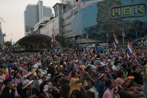 Người biểu tình chống chính phủ tập trung bên ngoài trung tâm mua sắm MBK ở Bangkok ngày 16/1. (Ảnh: AFP/TTXVN)