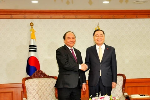 Phó Thủ tướng Chính phủ Nguyễn Xuân Phúc và Thủ tướng Hàn Quốc Chung Hong-won. (Ảnh: Việt Cường-Phạm Duy/Vietnam+)