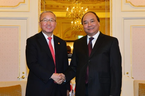 Phó Thủ tướng Nguyễn Xuân Phúc và Phó Thủ tướng, Bộ trưởng Tài chính và Chiến lược Hàn Quốc Hyun Oh-Seok. (Ảnh: Yonhap/TTXVN)