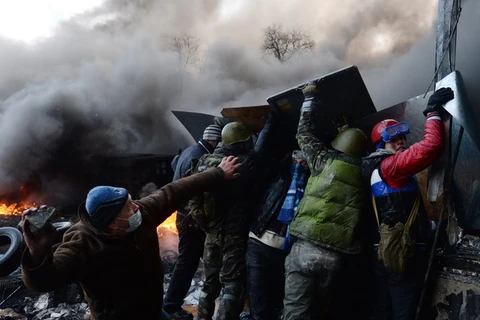 Người biểu tình đốt phá tại trung tâm Kiev ngày 23/1. (Ảnh: AFP/TTXVN)