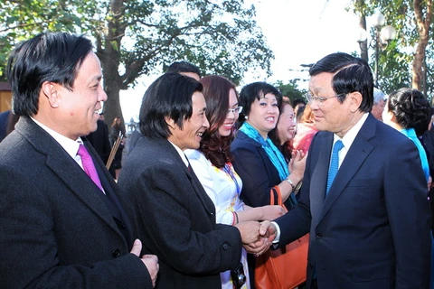 Chủ tịch nước Trương Tấn Sang gặp gỡ Kiều bào từ các nước trên thế giới về Việt Nam đón Tết cổ truyền dân tộc. (Ảnh: Nguyễn Khang/TTXVN)