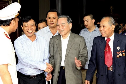 Nguyên Thủ tướng Chính phủ Phan Văn Khải (giữa) và các đồng chí lão thành cách mạng tại buổi họp mặt. (Ảnh: Thế Anh/TTXVN)