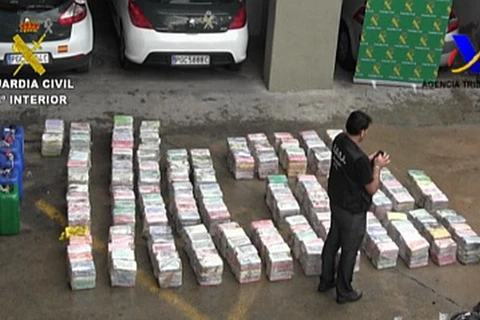 Số cocaine và một số hiện vật khác bị bắt giữ. (Nguồn: Quân cảnh Tây Ban Nha)