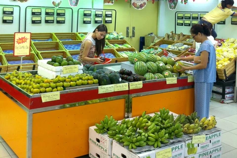 Người dân mua hàng tại siêu thị Fivimart Hà Nội. (Ảnh: Hoàng Hùng/TTXVN)