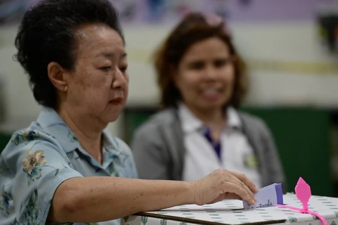 Cử tri bỏ phiếu tại điểm bầu cử ở Bangkok ngày 2/2 vừa qua. (Ảnh: AFP/TTXVN)