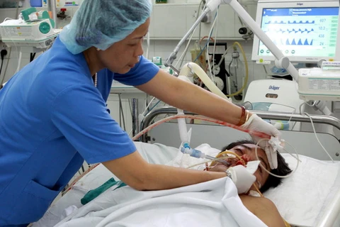 Cấp cứu người bị tai nạn giao thông tại Bệnh viện Việt Đức. (Ảnh: Dương Ngọc/TTXVN)
