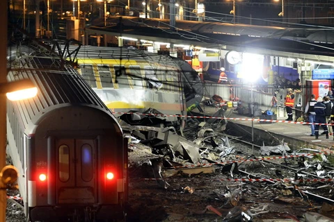 Vụ tai nạn tàu hỏa chạy quá tốc độ khi vào nhà ga Bretigny-sur-Orge gần thủ đô Paris (Pháp) đã bị trật khỏi đường ray và vỡ làm đôi. (Ảnh: AFP/TTXVN)