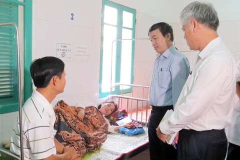 Đoàn công tác của Bộ Y tế thăm sản phụ có con tử vong, đang điều trị tại Bệnh viên đa khoa huyện Hướng Hóa. (Ảnh: Hồ Cầu/TTXVN)