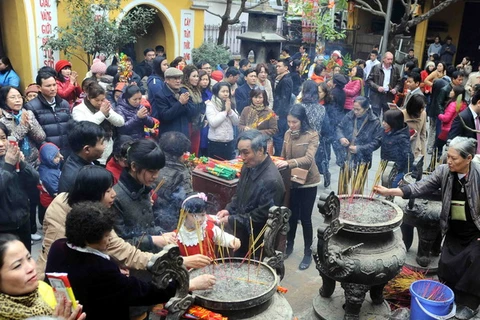 Đông đảo người dân đi lễ cầu may tại chùa Quán Sứ, Hà Nội. (Ảnh: Minh Đức/TTXVN)