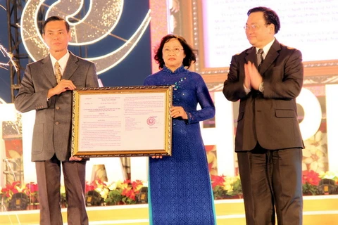 Phó Thủ tướng Chính phủ Hoàng Trung Hải trao Quyết định công nhận thành phố Tây Ninh trực thuộc tỉnh Tây Ninh. (Ảnh: Đức Hoảnh/TTXVN)
