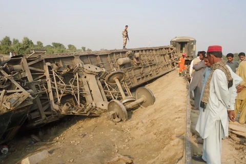 Hiện trường vụ đánh bom nhằm vào đoàn tàu hỏa đang đi qua huyện Kashmore, tỉnh Sindh, miền Nam Pakistan chiều 16/2. (Ảnh: AFP/TTXVN)