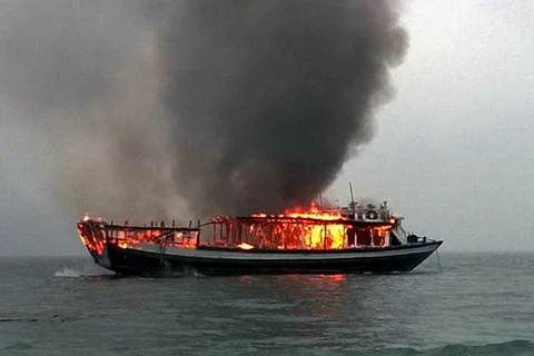 Tàu QN4894 bị cháy trên Vịnh Hạ Long. (Ảnh: Nguyễn Hoàng/Vietnam+)